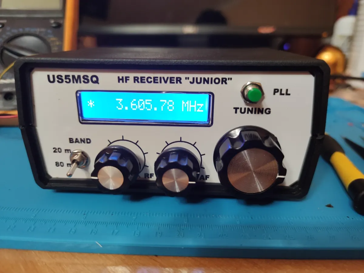 Готовий приймач: панель «US5MSQ HF RECEIVER JUNIOR», шкала показує 3.605.78 МГц, перемикач BAND 20/80 м, регулятори RF і AF