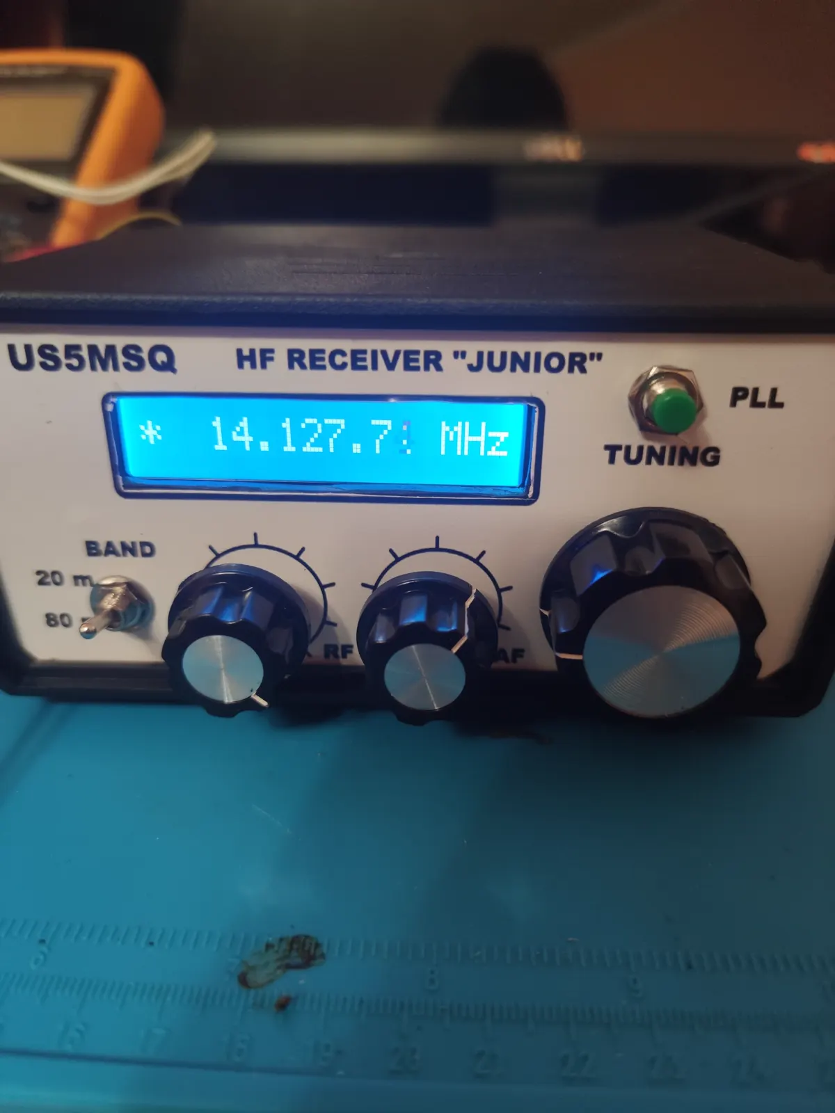 The same receiver on 20 metres: the display reads 14.127.7 MHz